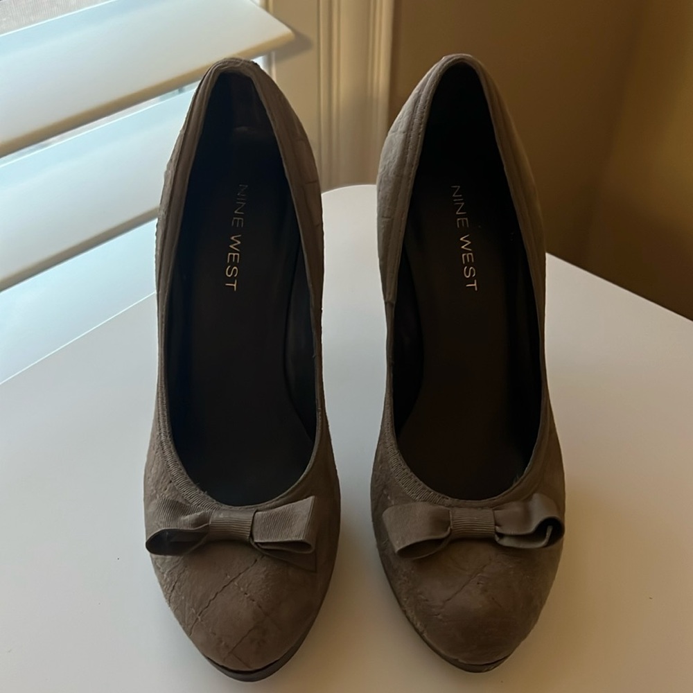 Cute Nine West brown rounded toe heels with bow